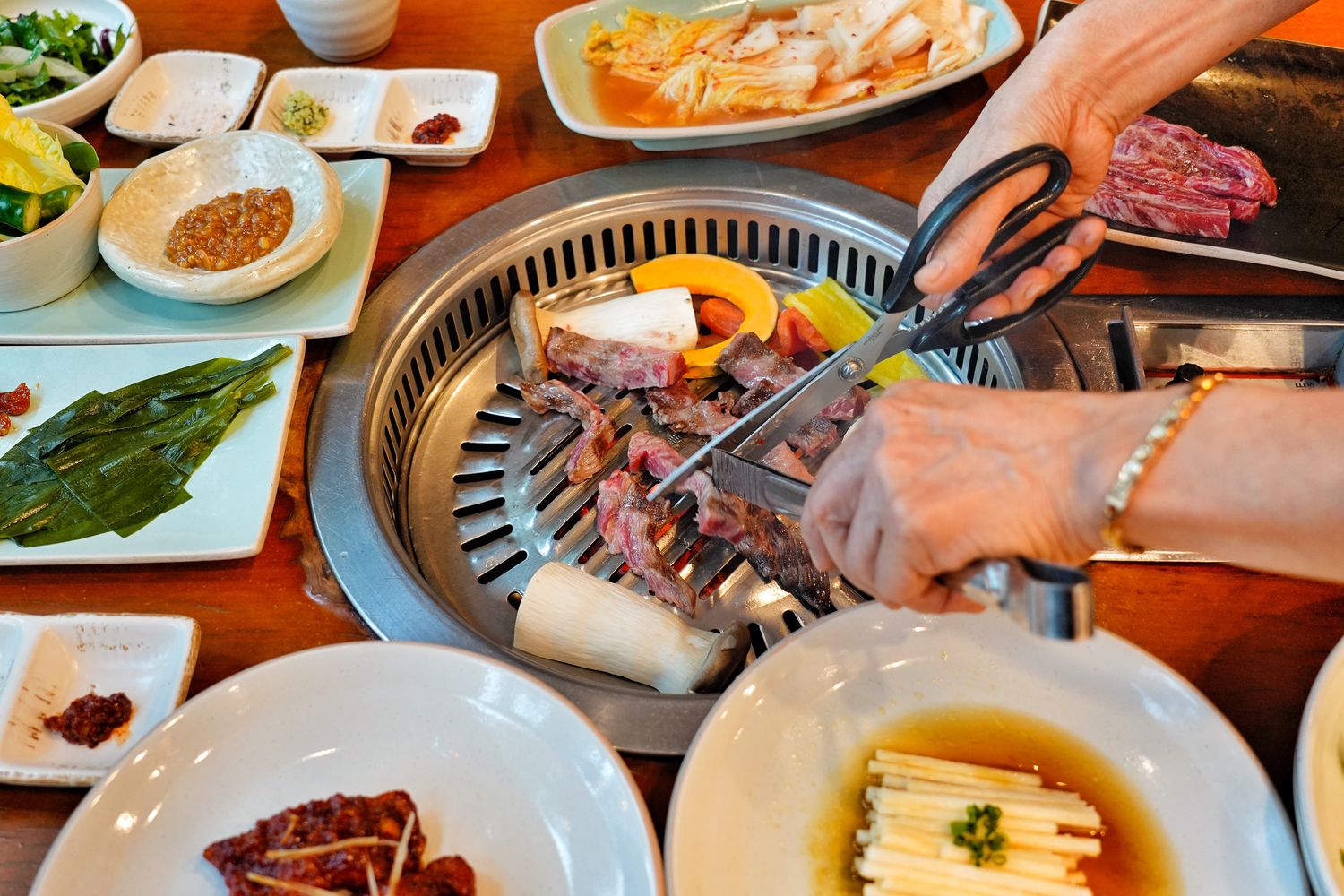 釜山西面站美食「思味軒」專人代烤韓牛料理，必吃石鍋排骨湯! @混血珊莎的奇幻旅程