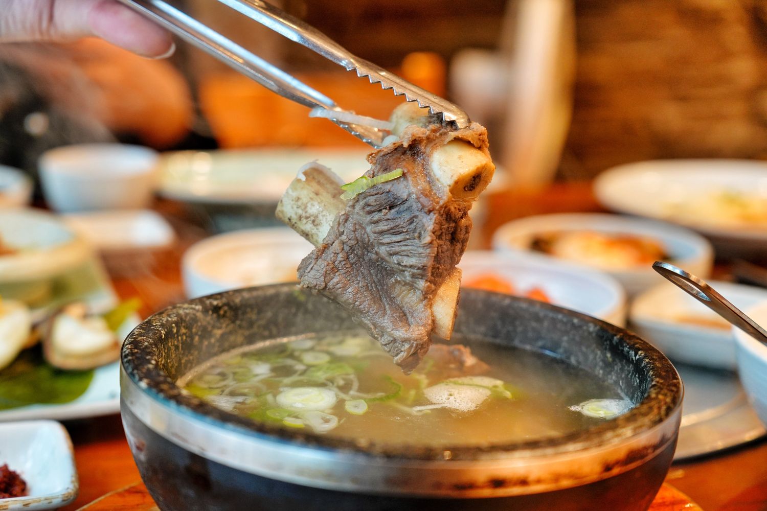 釜山西面站美食「思味軒」專人代烤韓牛料理，必吃石鍋排骨湯! @混血珊莎的奇幻旅程