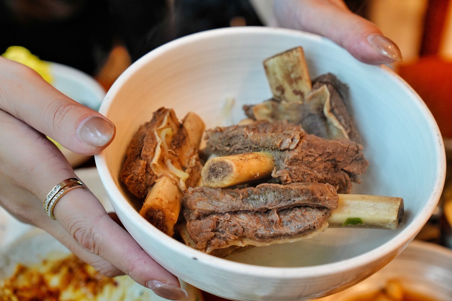 釜山西面站美食「思味軒」專人代烤韓牛料理，必吃石鍋排骨湯! @混血珊莎的奇幻旅程