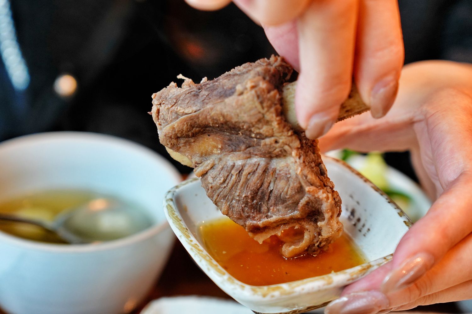 釜山西面站美食「思味軒」專人代烤韓牛料理，必吃石鍋排骨湯! @混血珊莎的奇幻旅程