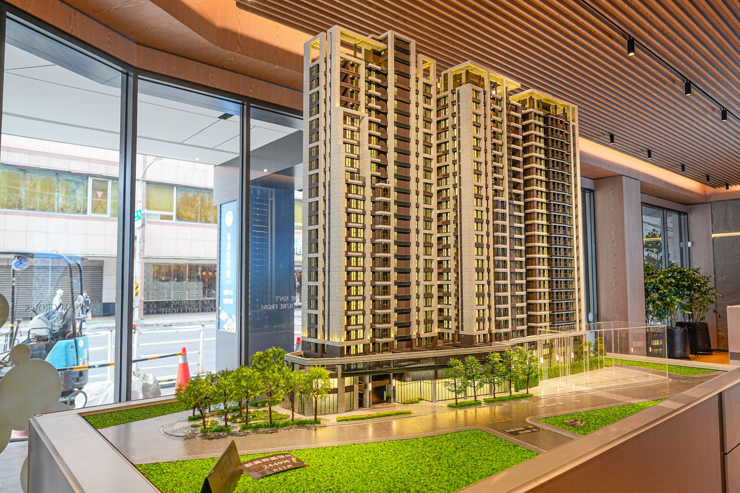 新潤世界城|板南線府中站燙金門牌，板橋建案千坪基地，一站直達新板特區! @混血珊莎的奇幻旅程
