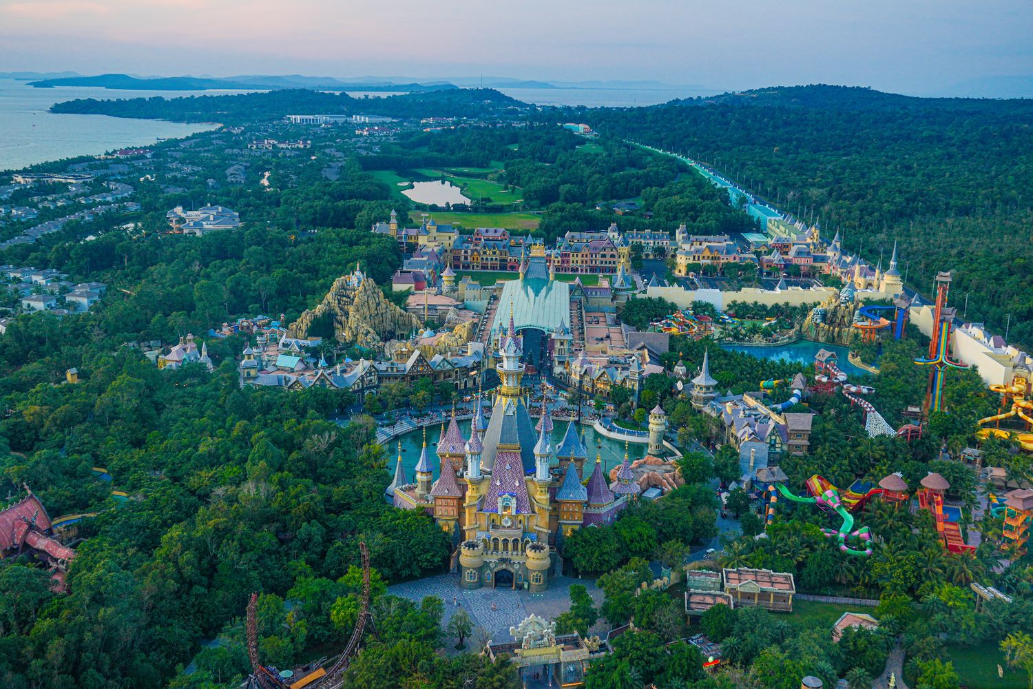 2025 富國島珍珠遊樂園 VinWonders Phu Quoc｜煙火、設施、表演遊玩攻略! @混血珊莎的奇幻旅程