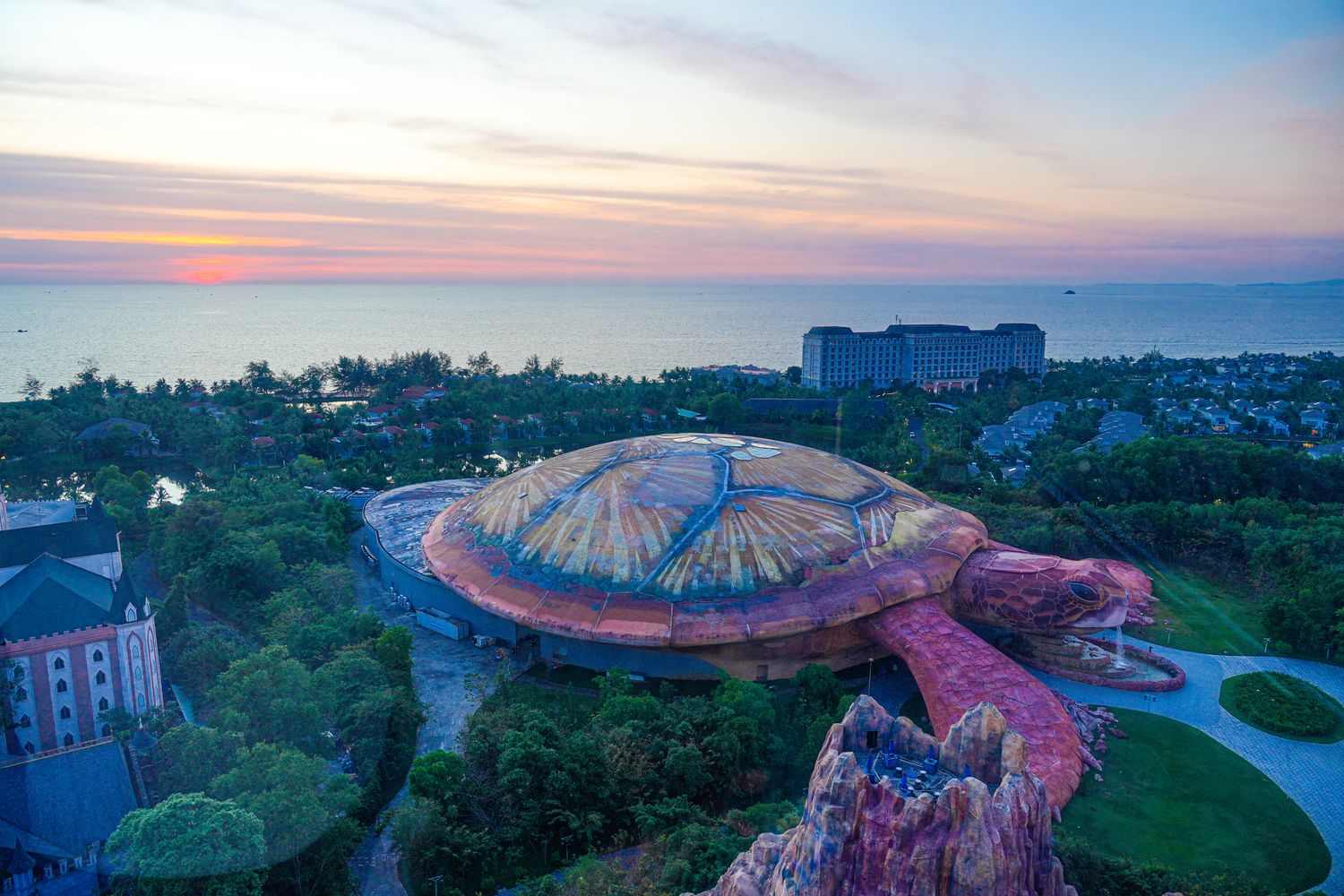 2025 富國島珍珠遊樂園 VinWonders Phu Quoc｜煙火、設施、表演遊玩攻略! @混血珊莎的奇幻旅程