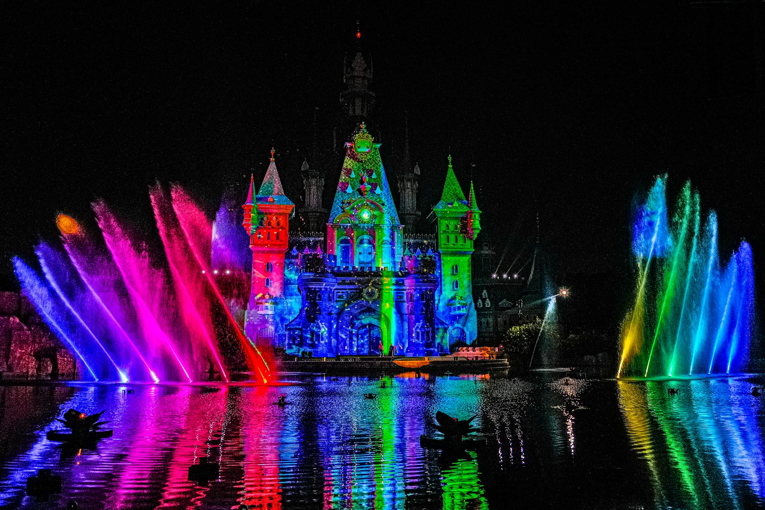 2025 富國島珍珠遊樂園 VinWonders Phu Quoc｜煙火、設施、表演遊玩攻略! @混血珊莎的奇幻旅程