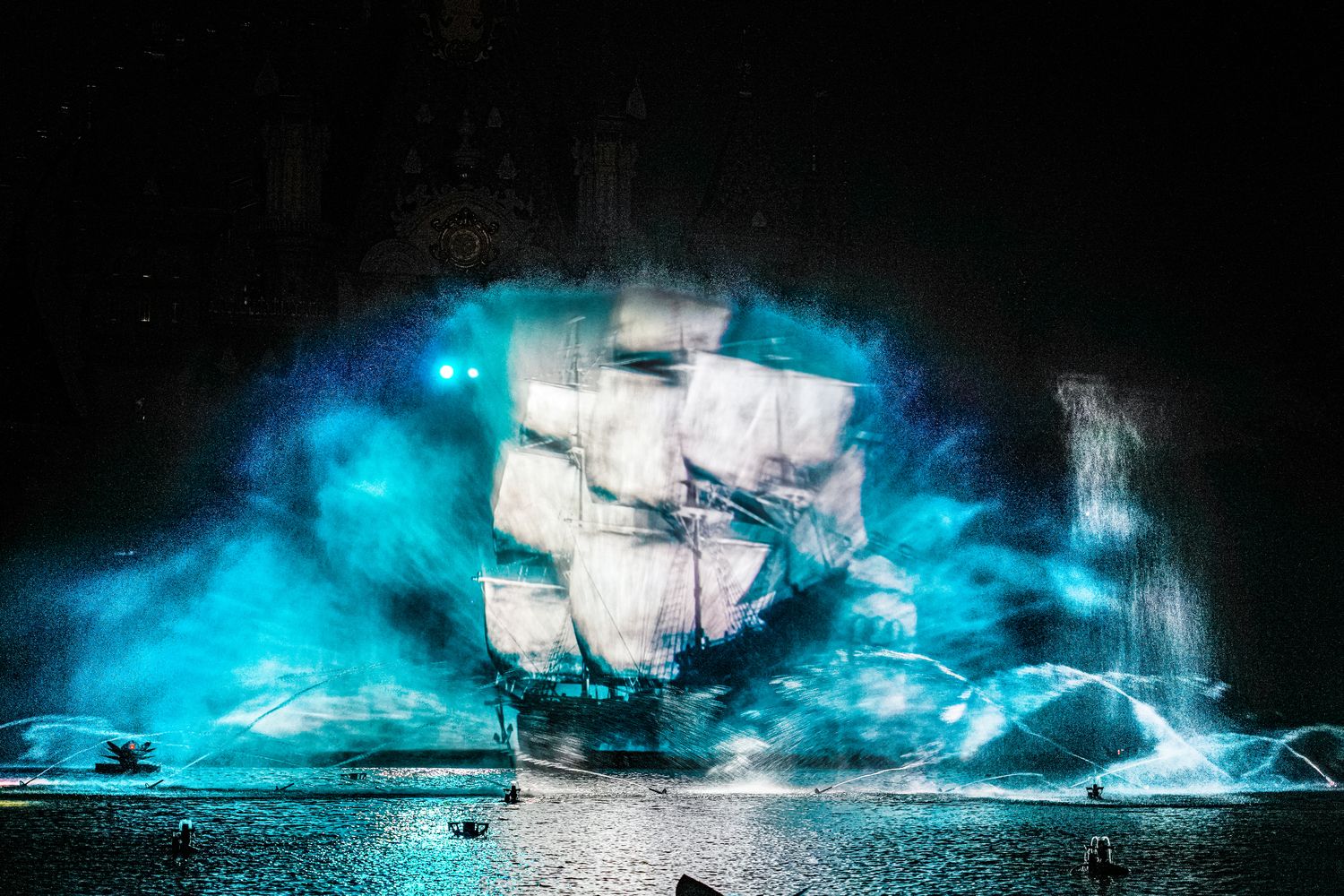 2025 富國島珍珠遊樂園 VinWonders Phu Quoc｜煙火、設施、表演遊玩攻略! @混血珊莎的奇幻旅程