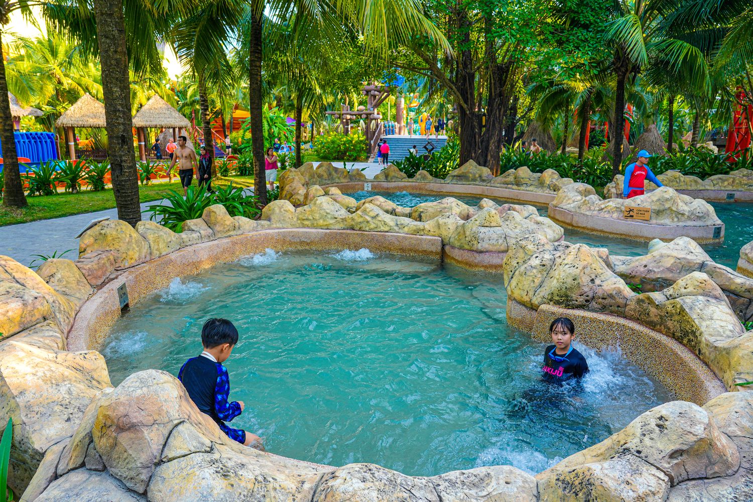 2025 富國島珍珠遊樂園 VinWonders Phu Quoc｜煙火、設施、表演遊玩攻略! @混血珊莎的奇幻旅程