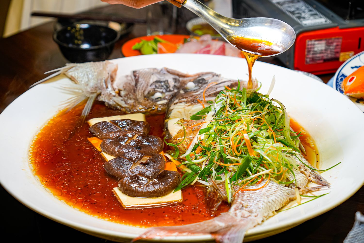 萬里古早風味甕仔雞｜萬里美食推薦，澎湃合菜每人只要 800 元! @混血珊莎的奇幻旅程