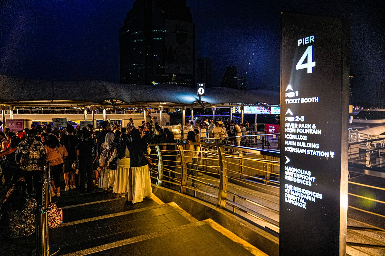 湄南河白蘭花河號遊船White Orchid River Cruise｜曼谷遊船人妖秀，海鮮自助餐跟酒水無限暢飲! @混血珊莎的奇幻旅程