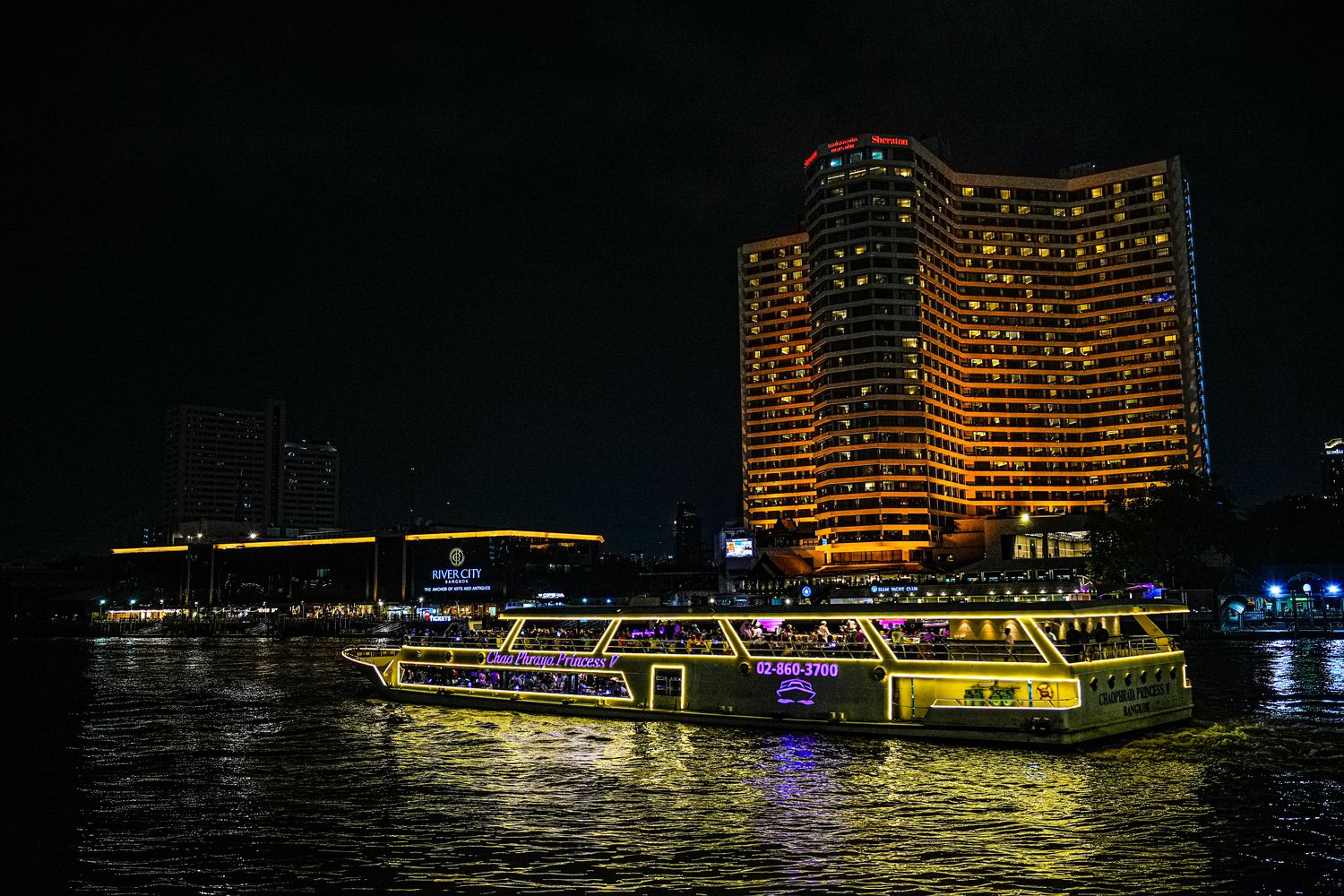 湄南河白蘭花河號遊船White Orchid River Cruise｜曼谷遊船人妖秀，海鮮自助餐跟酒水無限暢飲! @混血珊莎的奇幻旅程