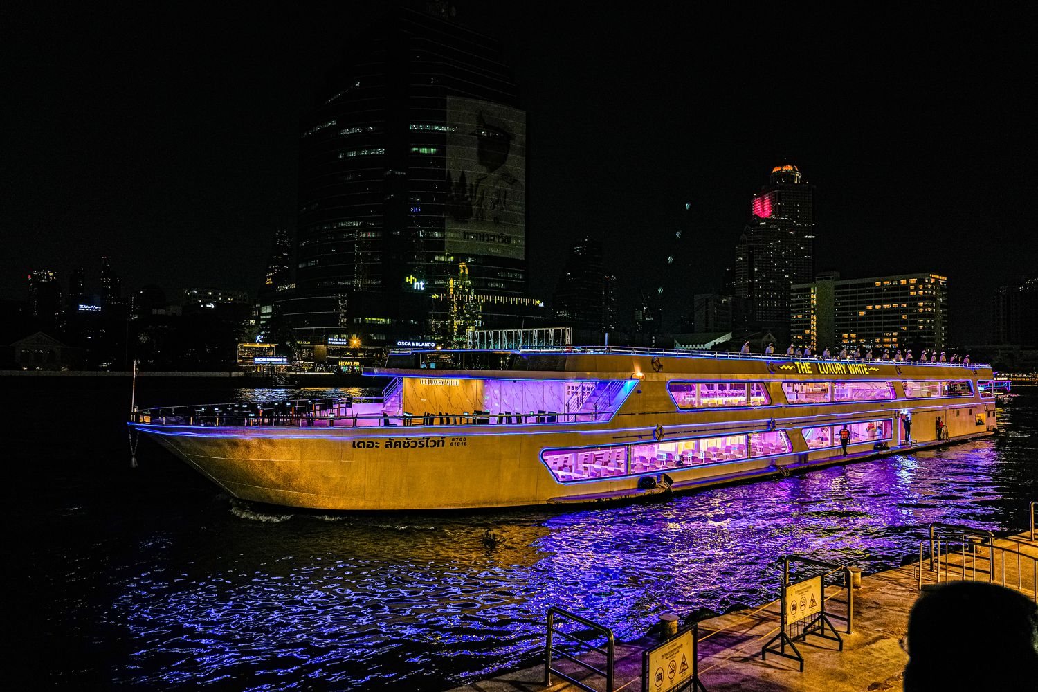 湄南河白蘭花河號遊船White Orchid River Cruise｜曼谷遊船人妖秀，海鮮自助餐跟酒水無限暢飲! @混血珊莎的奇幻旅程