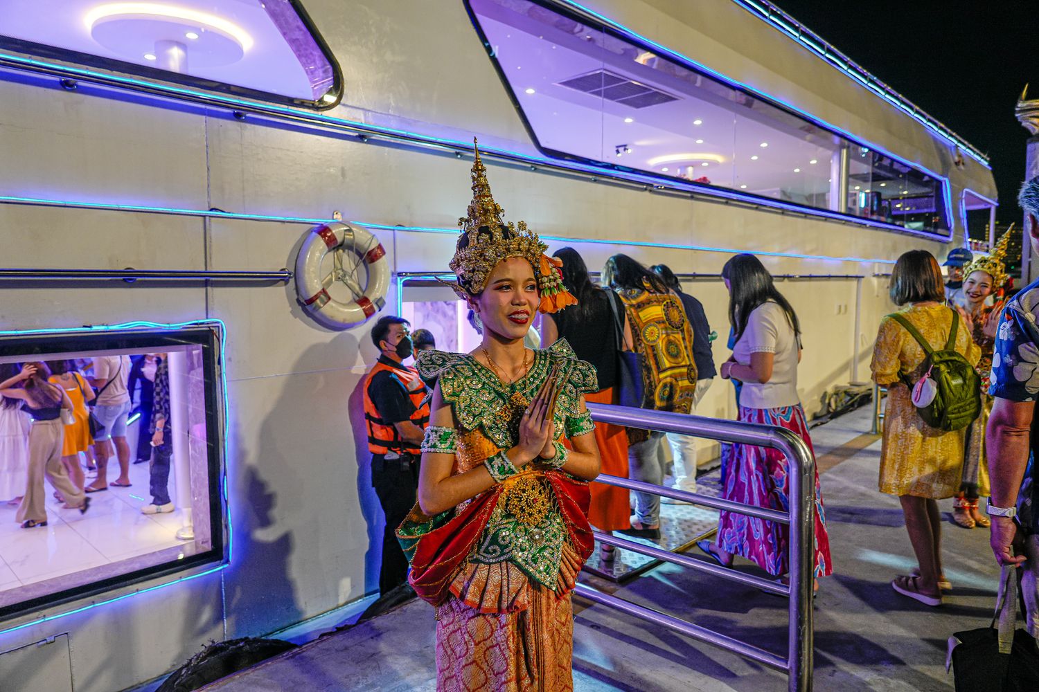 湄南河白蘭花河號遊船White Orchid River Cruise｜曼谷遊船人妖秀，海鮮自助餐跟酒水無限暢飲! @混血珊莎的奇幻旅程