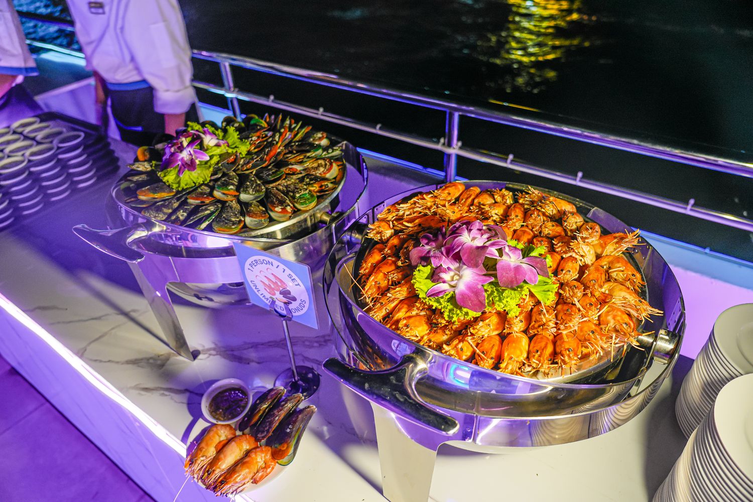 湄南河白蘭花河號遊船White Orchid River Cruise｜曼谷遊船人妖秀，海鮮自助餐跟酒水無限暢飲! @混血珊莎的奇幻旅程