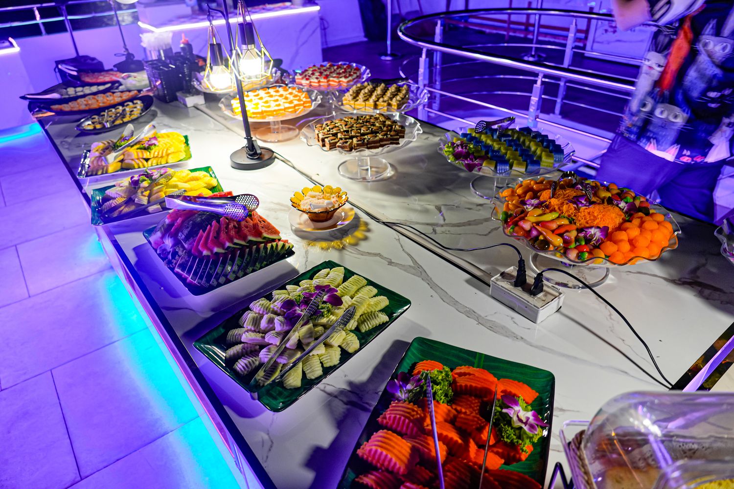 湄南河白蘭花河號遊船White Orchid River Cruise｜曼谷遊船人妖秀，海鮮自助餐跟酒水無限暢飲! @混血珊莎的奇幻旅程