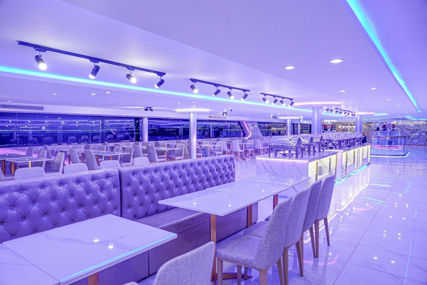 湄南河白蘭花河號遊船White Orchid River Cruise｜曼谷遊船人妖秀，海鮮自助餐跟酒水無限暢飲! @混血珊莎的奇幻旅程