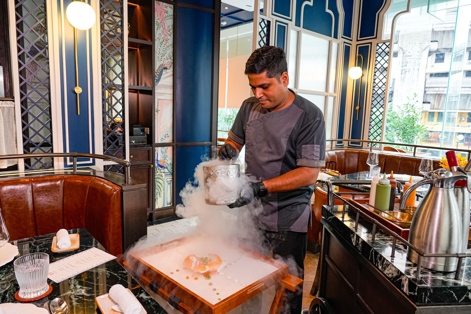 曼谷四面佛商場Erawan Bangkok|近BTS Chit Lom 奇隆站,參拜購物網美餐廳一日遊! @混血珊莎的奇幻旅程 曼谷四面佛商場Erawan Bangkok|近BTS Chit Lom 奇隆站,參拜購物網美餐廳一日遊! @混血珊莎的奇幻旅程