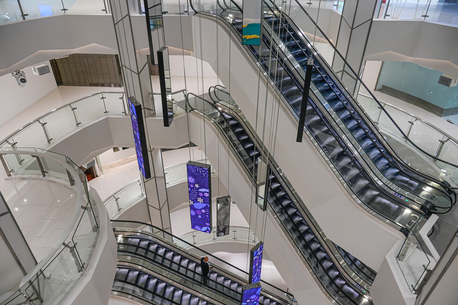 曼谷四面佛商場Erawan Bangkok|近BTS Chit Lom 奇隆站,參拜購物網美餐廳一日遊! @混血珊莎的奇幻旅程 曼谷四面佛商場Erawan Bangkok|近BTS Chit Lom 奇隆站,參拜購物網美餐廳一日遊! @混血珊莎的奇幻旅程