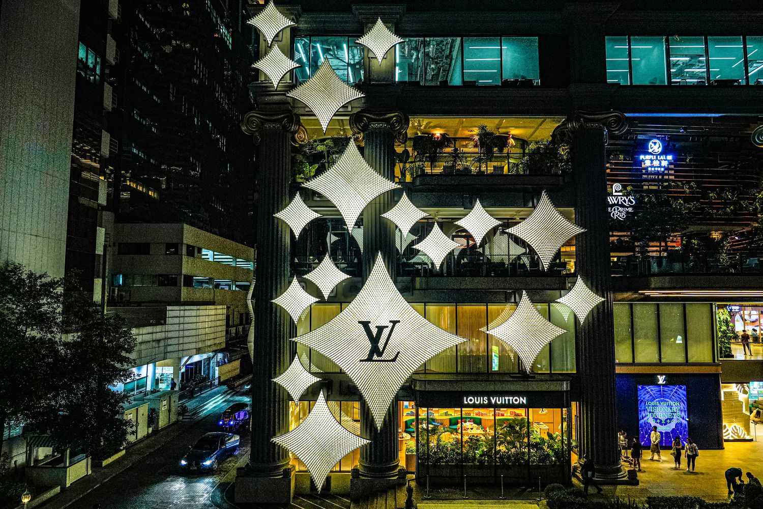 曼谷四面佛商場Erawan Bangkok|近BTS Chit Lom 奇隆站,參拜購物網美餐廳一日遊! @混血珊莎的奇幻旅程 曼谷四面佛商場Erawan Bangkok|近BTS Chit Lom 奇隆站,參拜購物網美餐廳一日遊! @混血珊莎的奇幻旅程