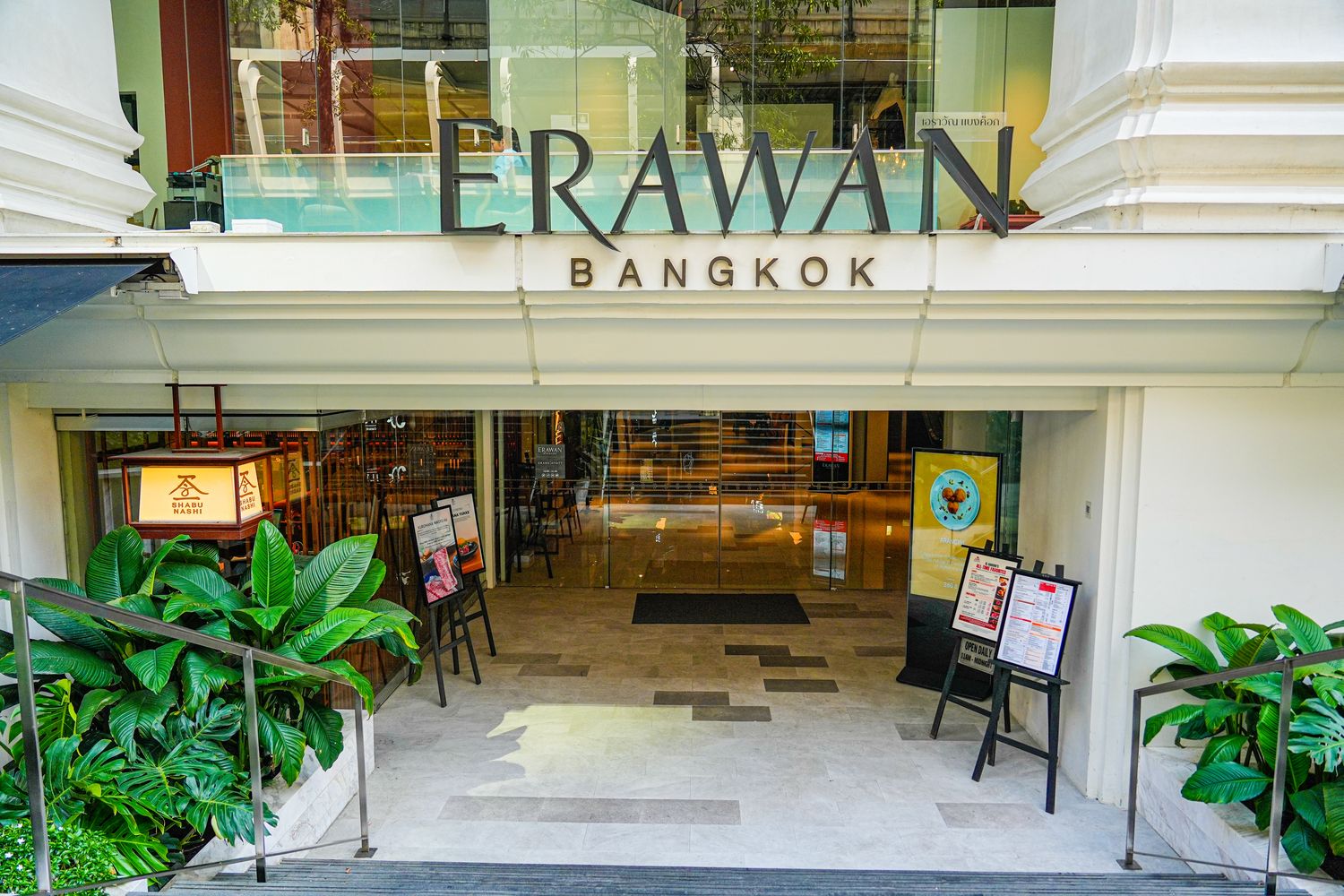 曼谷四面佛商場Erawan Bangkok|近BTS Chit Lom 奇隆站,參拜購物網美餐廳一日遊! @混血珊莎的奇幻旅程 曼谷四面佛商場Erawan Bangkok|近BTS Chit Lom 奇隆站,參拜購物網美餐廳一日遊! @混血珊莎的奇幻旅程