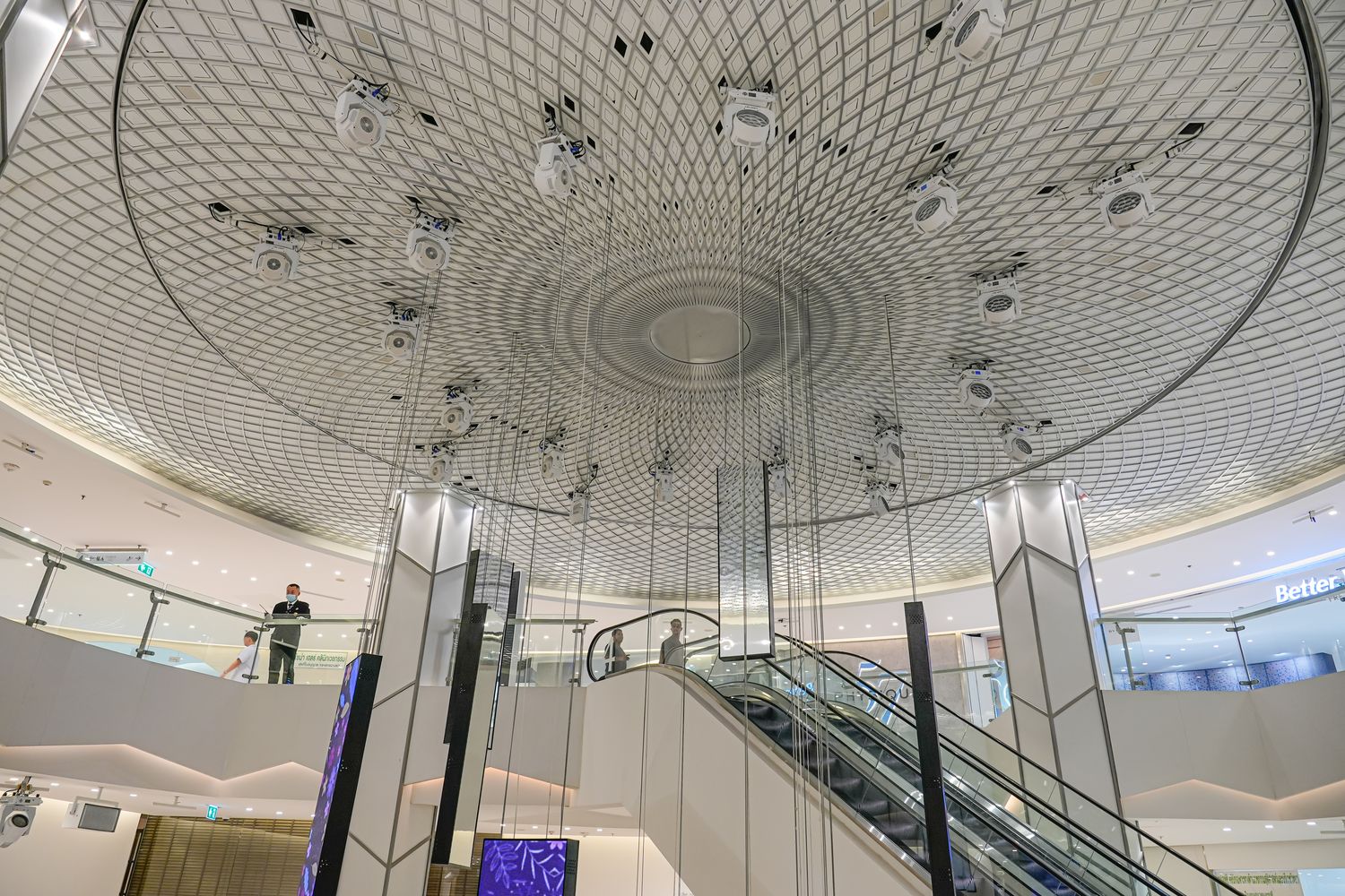 曼谷四面佛商場Erawan Bangkok|近BTS Chit Lom 奇隆站,參拜購物網美餐廳一日遊! @混血珊莎的奇幻旅程 曼谷四面佛商場Erawan Bangkok|近BTS Chit Lom 奇隆站,參拜購物網美餐廳一日遊! @混血珊莎的奇幻旅程