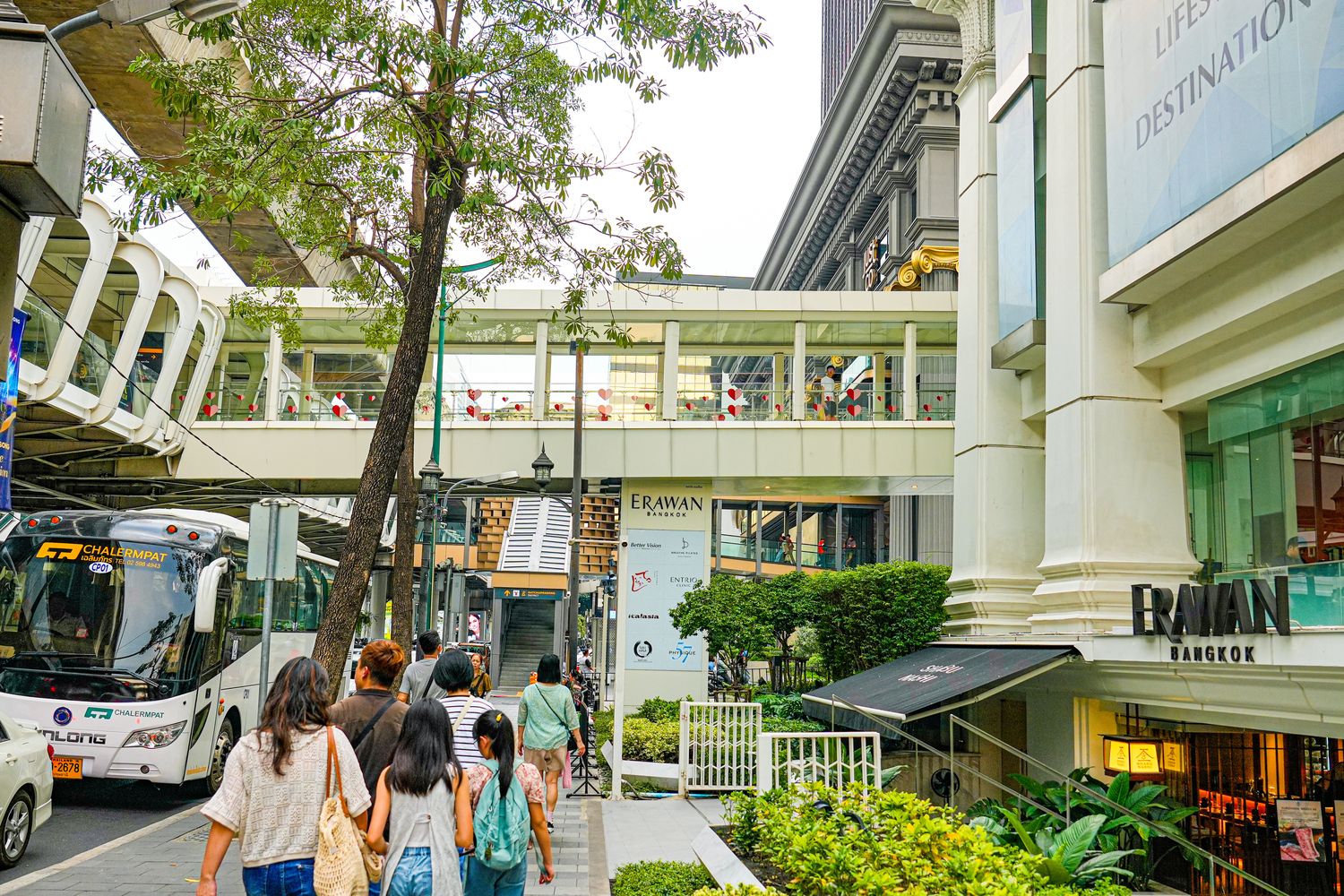 曼谷四面佛商場Erawan Bangkok|近BTS Chit Lom 奇隆站,參拜購物網美餐廳一日遊! @混血珊莎的奇幻旅程 曼谷四面佛商場Erawan Bangkok|近BTS Chit Lom 奇隆站,參拜購物網美餐廳一日遊! @混血珊莎的奇幻旅程