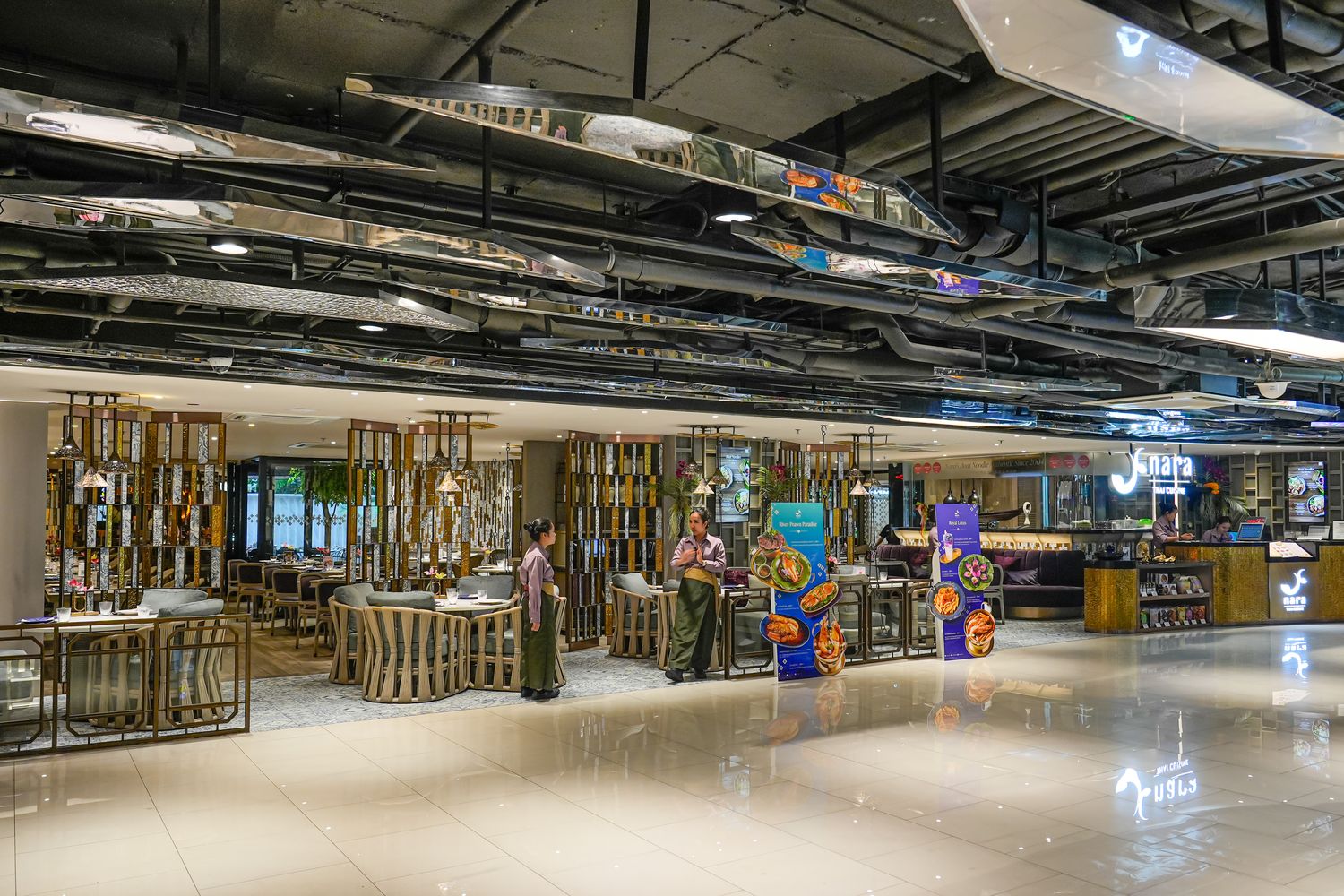 曼谷四面佛商場Erawan Bangkok|近BTS Chit Lom 奇隆站,參拜購物網美餐廳一日遊! @混血珊莎的奇幻旅程 曼谷四面佛商場Erawan Bangkok|近BTS Chit Lom 奇隆站,參拜購物網美餐廳一日遊! @混血珊莎的奇幻旅程