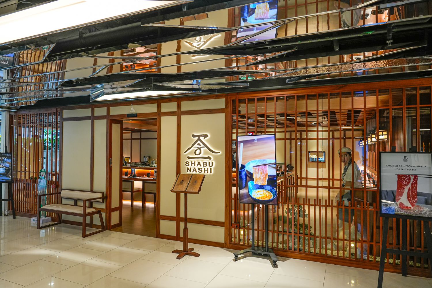 曼谷四面佛商場Erawan Bangkok|近BTS Chit Lom 奇隆站,參拜購物網美餐廳一日遊! @混血珊莎的奇幻旅程 曼谷四面佛商場Erawan Bangkok|近BTS Chit Lom 奇隆站,參拜購物網美餐廳一日遊! @混血珊莎的奇幻旅程