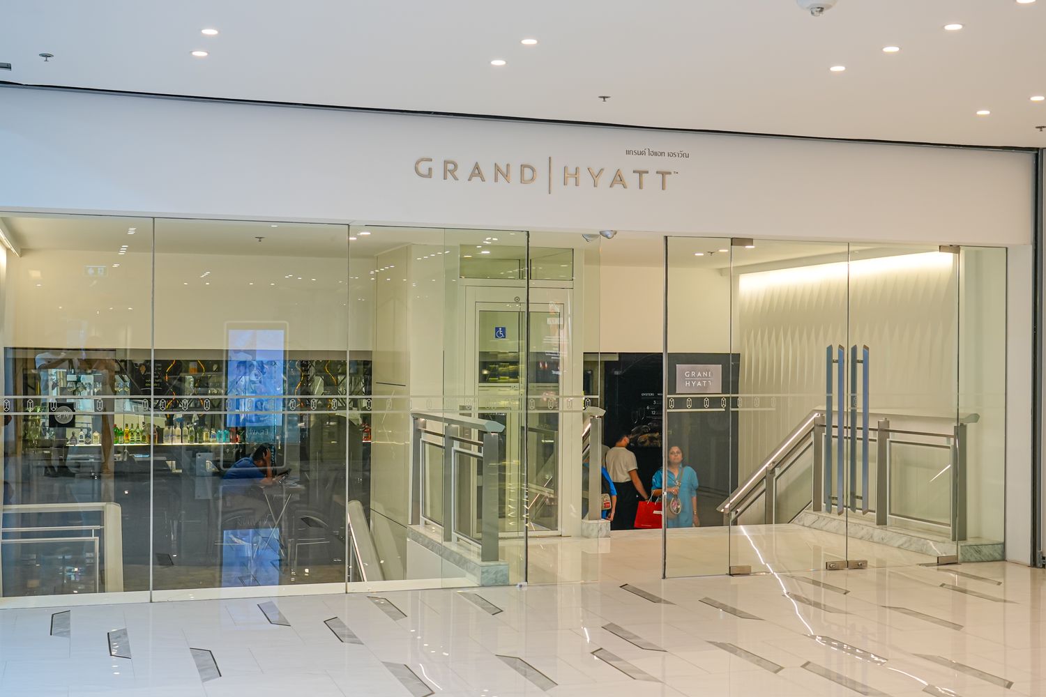 曼谷四面佛商場Erawan Bangkok|近BTS Chit Lom 奇隆站,參拜購物網美餐廳一日遊! @混血珊莎的奇幻旅程 曼谷四面佛商場Erawan Bangkok|近BTS Chit Lom 奇隆站,參拜購物網美餐廳一日遊! @混血珊莎的奇幻旅程