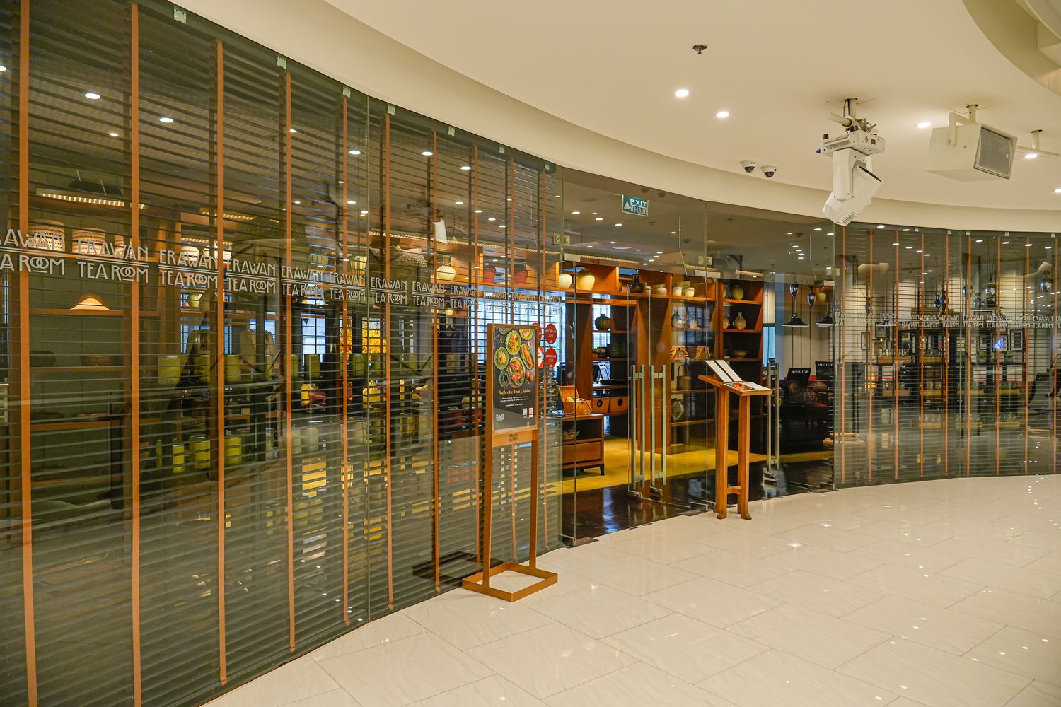 曼谷四面佛商場Erawan Bangkok|近BTS Chit Lom 奇隆站,參拜購物網美餐廳一日遊! @混血珊莎的奇幻旅程 曼谷四面佛商場Erawan Bangkok|近BTS Chit Lom 奇隆站,參拜購物網美餐廳一日遊! @混血珊莎的奇幻旅程