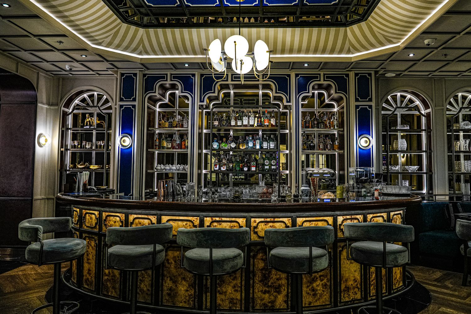 曼谷四面佛商場Erawan Bangkok|近BTS Chit Lom 奇隆站,參拜購物網美餐廳一日遊! @混血珊莎的奇幻旅程 曼谷四面佛商場Erawan Bangkok|近BTS Chit Lom 奇隆站,參拜購物網美餐廳一日遊! @混血珊莎的奇幻旅程