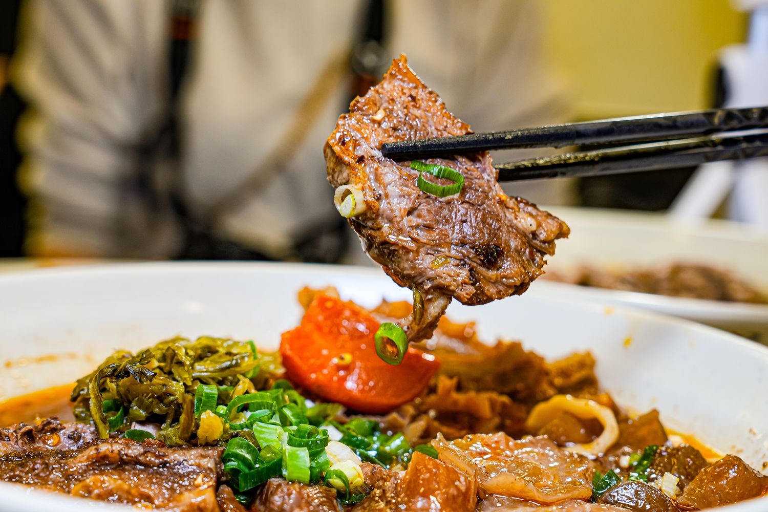 新竹城隍廟美食推薦│九添福牛肉麵，隱藏版米其林實力好店！超浮誇大份量牛肉麵，在地人也大推! @混血珊莎的奇幻旅程