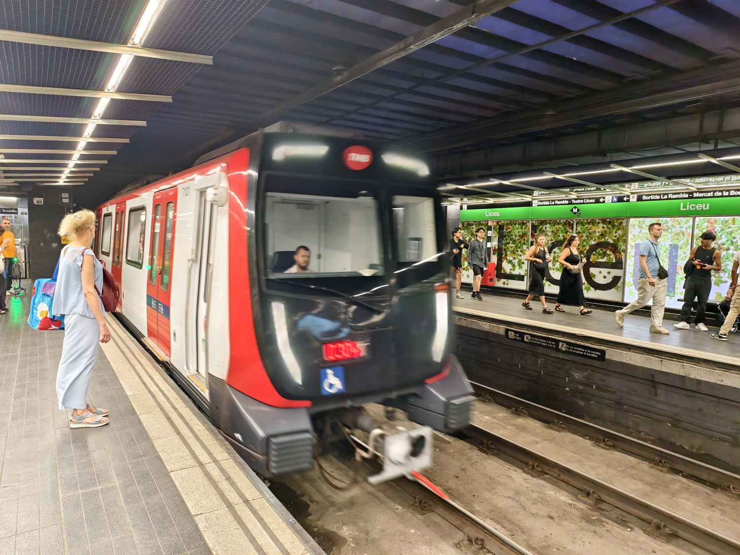 巴塞隆納機場接送｜計程車/機場巴士地鐵/包車接送優缺點比較，真人實搭分享! @混血珊莎的奇幻旅程