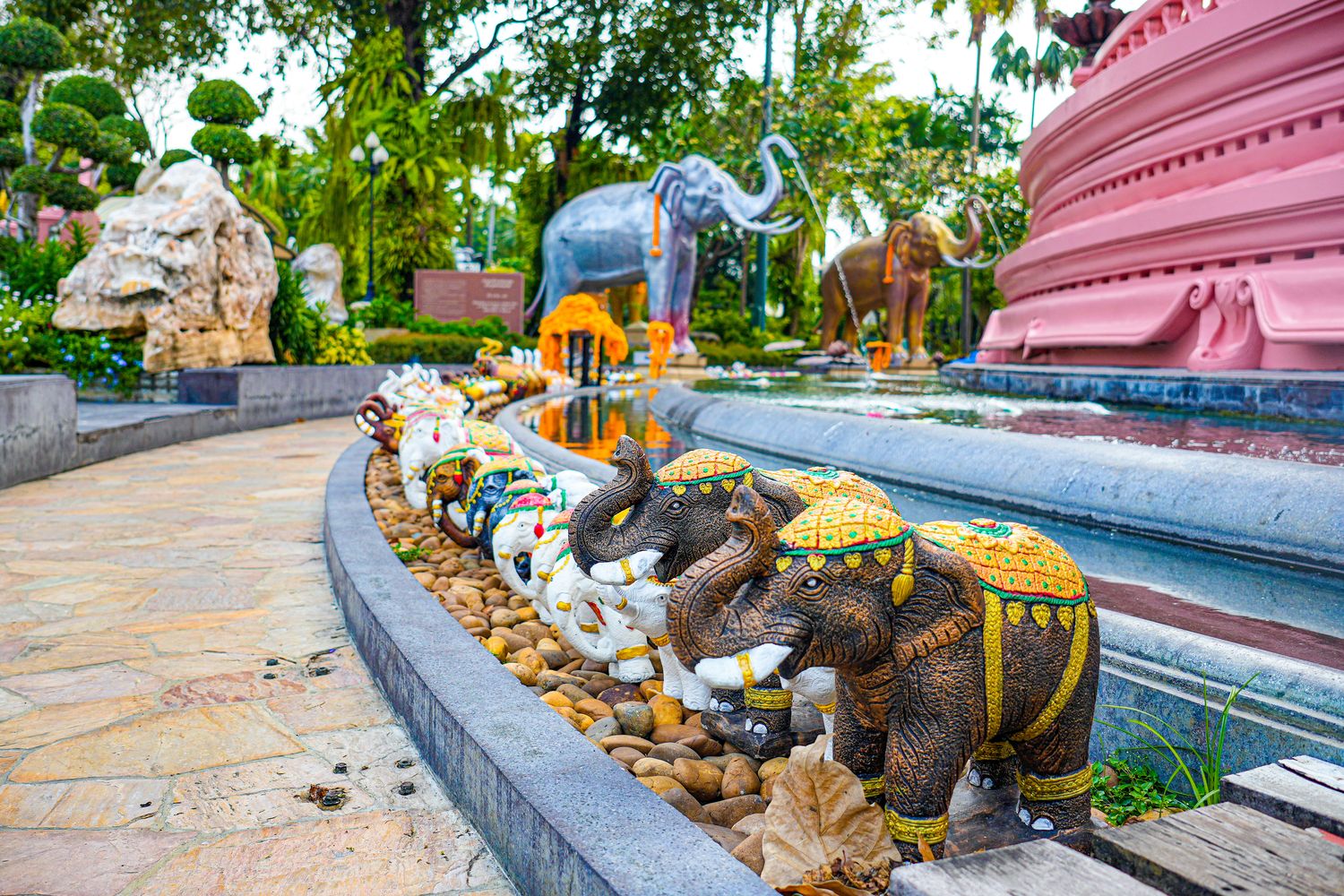 曼谷三頭象神博物館Erawan Museum｜泰國最壯觀的神話建築，絕美玻璃穹頂必拍！ @混血珊莎的奇幻旅程