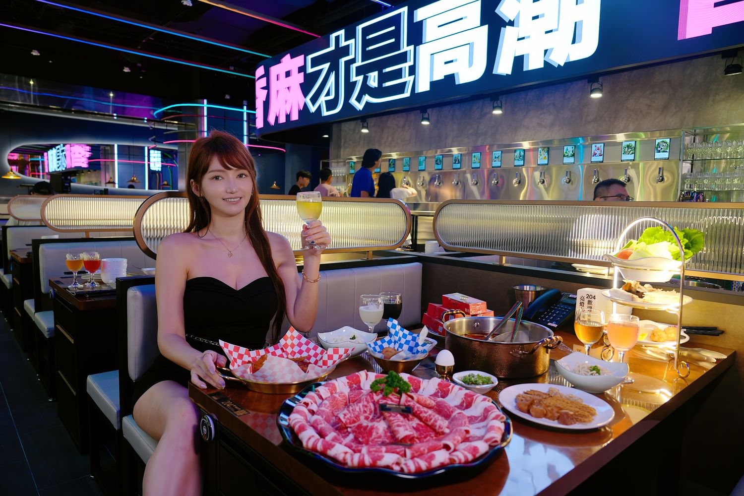 椒朋友辛潮麻辣鍋｜信義區聚餐新選擇，電話交友+DJ之夜+不限時火鍋派對! @混血珊莎的奇幻旅程