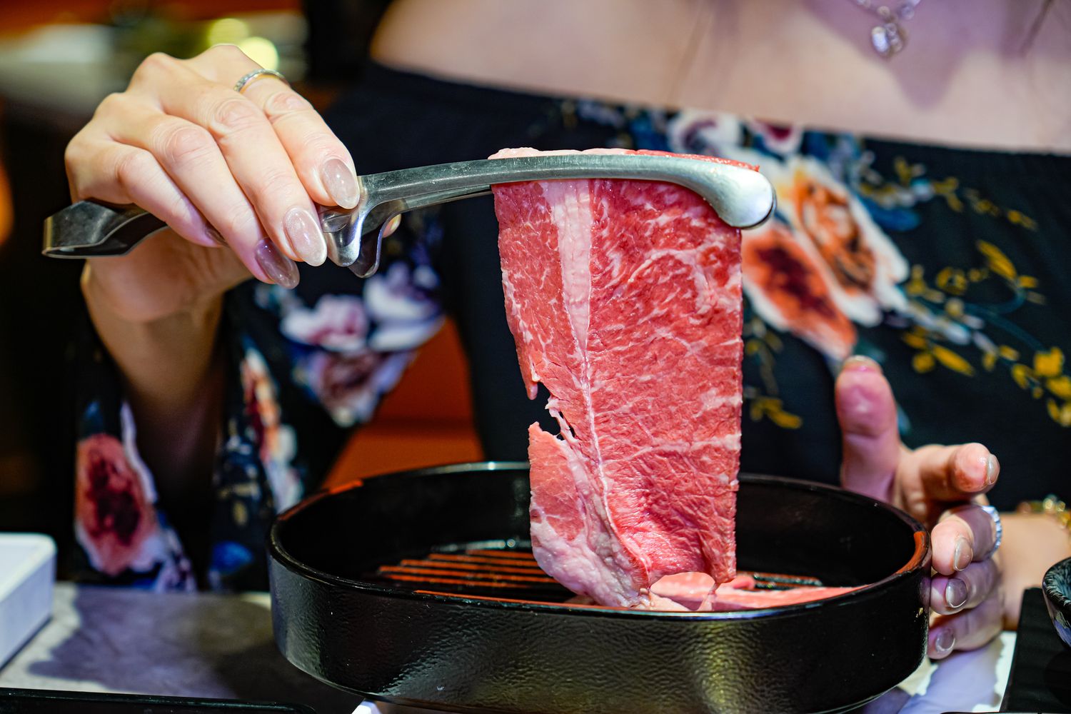 饗燒肉亭｜中壢燒烤吃到飽，厚片和牛牛排桌邊現切 ! @混血珊莎的奇幻旅程