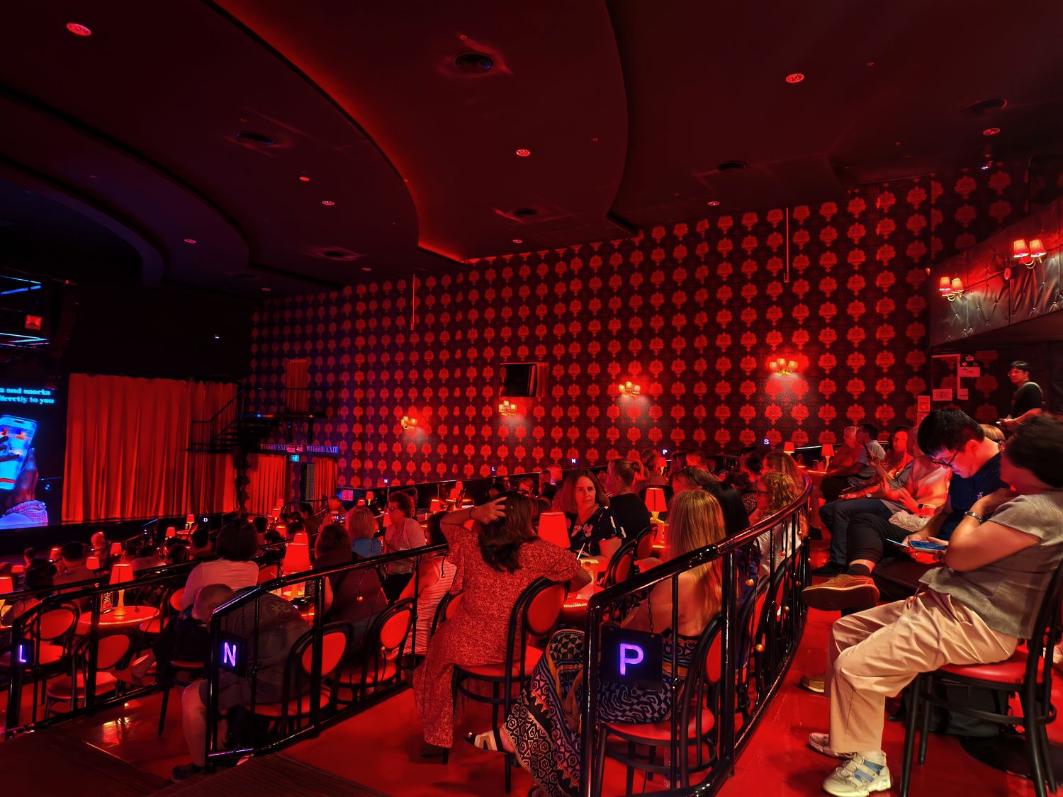 Calypso Cabaret Show 克里普索人妖秀|曼谷河濱夜市 Asiatique 必看,門票、交通、表演心得! @混血珊莎的奇幻旅程 Calypso Cabaret Show 克里普索人妖秀|曼谷河濱夜市 Asiatique 必看,門票、交通、表演心得! @混血珊莎的奇幻旅程