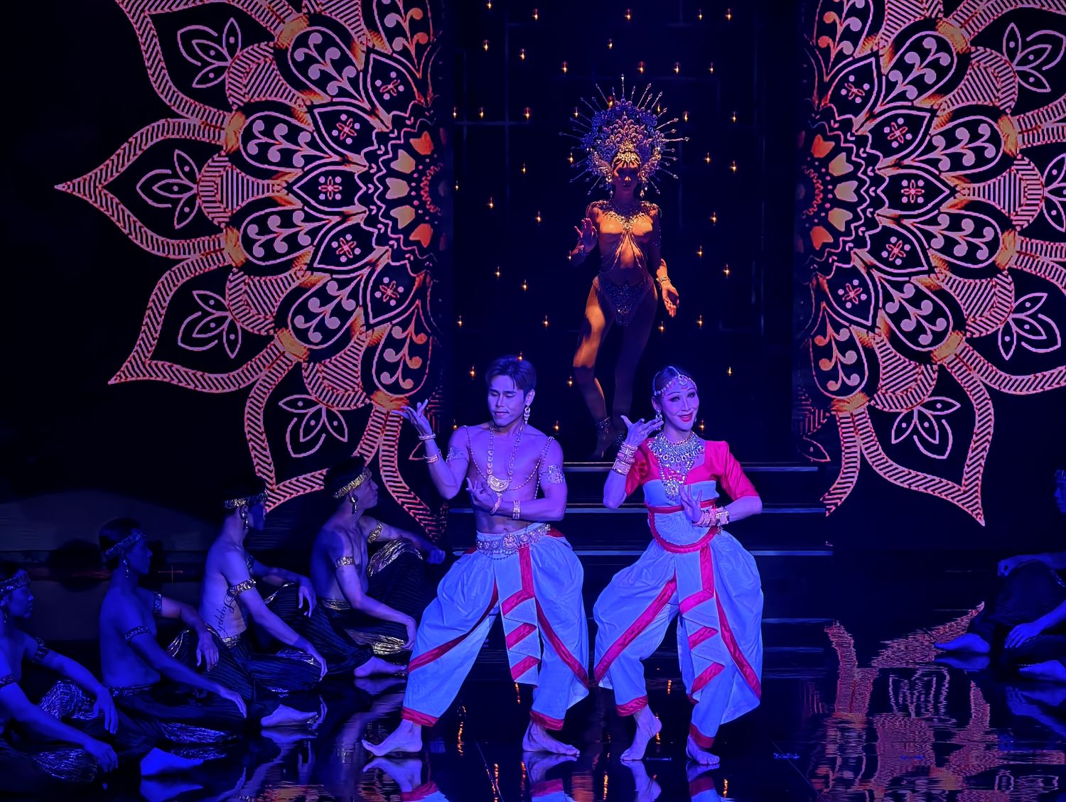 Calypso Cabaret Show 克里普索人妖秀|曼谷河濱夜市 Asiatique 必看,門票、交通、表演心得! @混血珊莎的奇幻旅程 Calypso Cabaret Show 克里普索人妖秀|曼谷河濱夜市 Asiatique 必看,門票、交通、表演心得! @混血珊莎的奇幻旅程