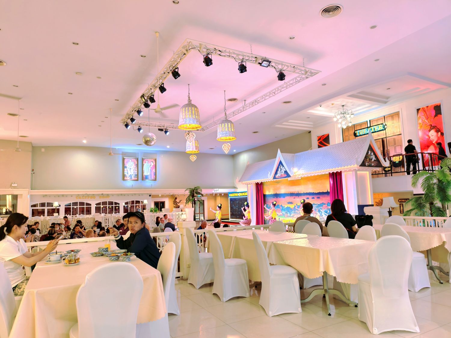 Calypso Cabaret Show 克里普索人妖秀|曼谷河濱夜市 Asiatique 必看,門票、交通、表演心得! @混血珊莎的奇幻旅程 Calypso Cabaret Show 克里普索人妖秀|曼谷河濱夜市 Asiatique 必看,門票、交通、表演心得! @混血珊莎的奇幻旅程