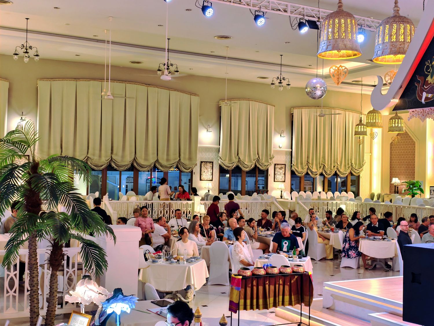 Calypso Cabaret Show 克里普索人妖秀|曼谷河濱夜市 Asiatique 必看,門票、交通、表演心得! @混血珊莎的奇幻旅程 Calypso Cabaret Show 克里普索人妖秀|曼谷河濱夜市 Asiatique 必看,門票、交通、表演心得! @混血珊莎的奇幻旅程