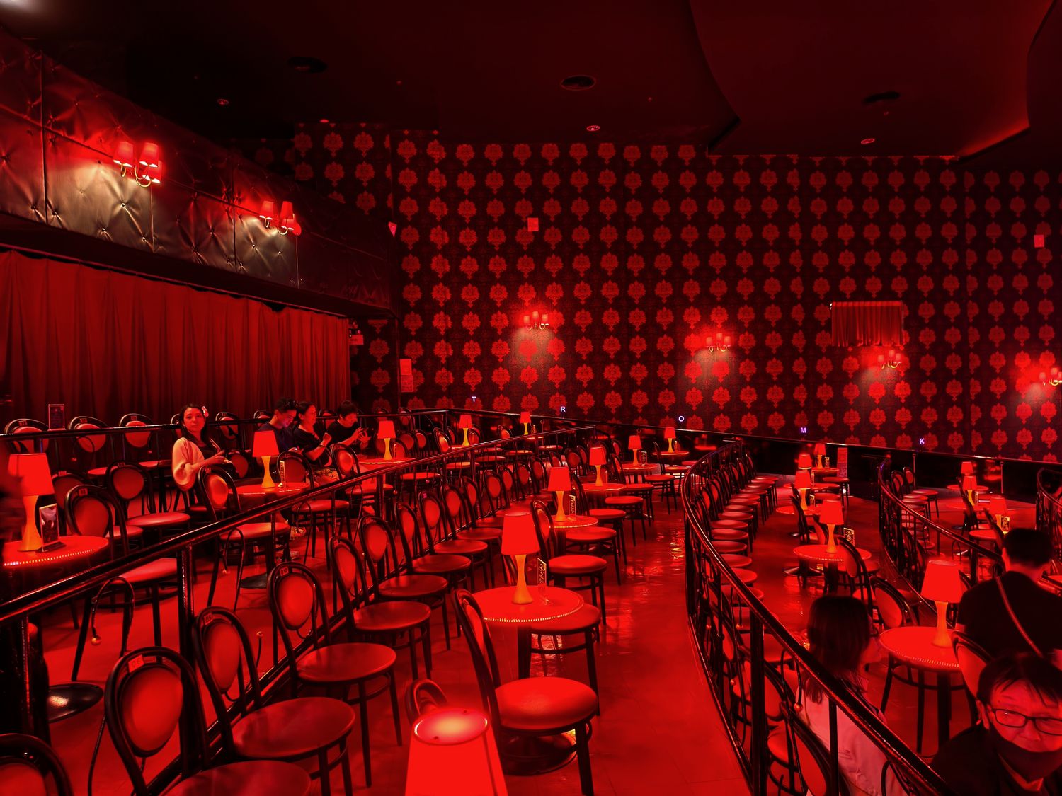 Calypso Cabaret Show 克里普索人妖秀|曼谷河濱夜市 Asiatique 必看，門票、交通、表演心得! @混血珊莎的奇幻旅程