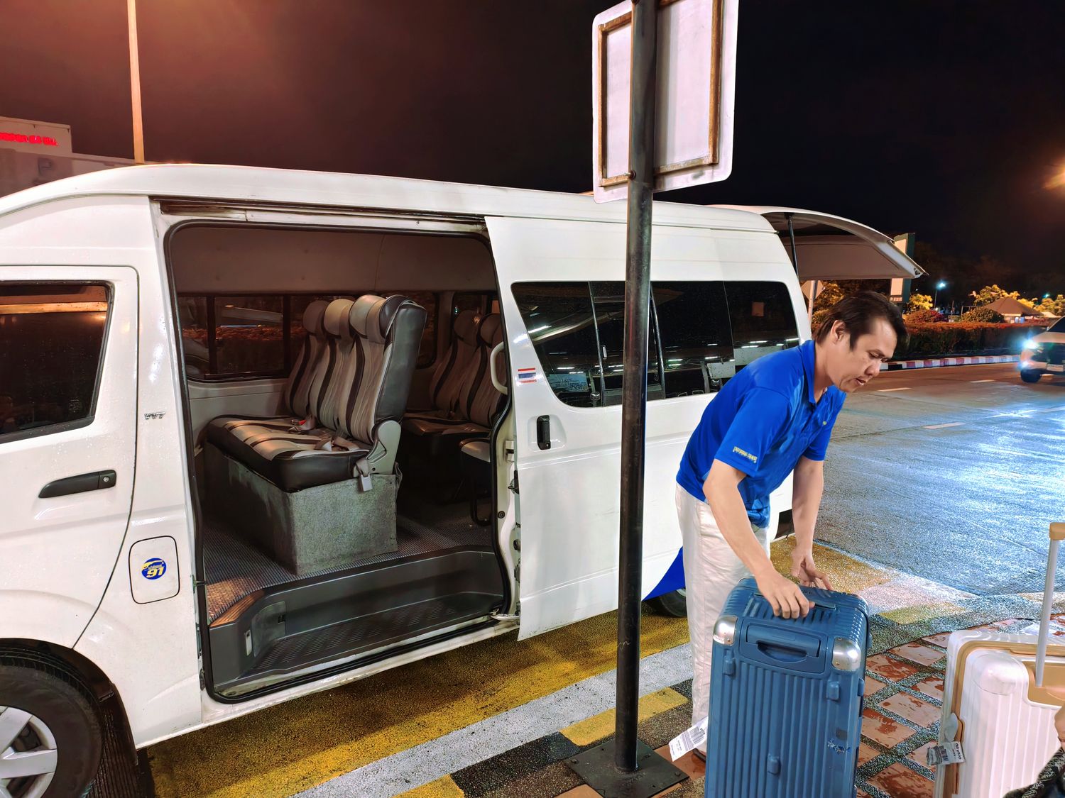 清邁機場接送|告別計程車、不用怕被抬價，專車直達古城! @混血珊莎的奇幻旅程