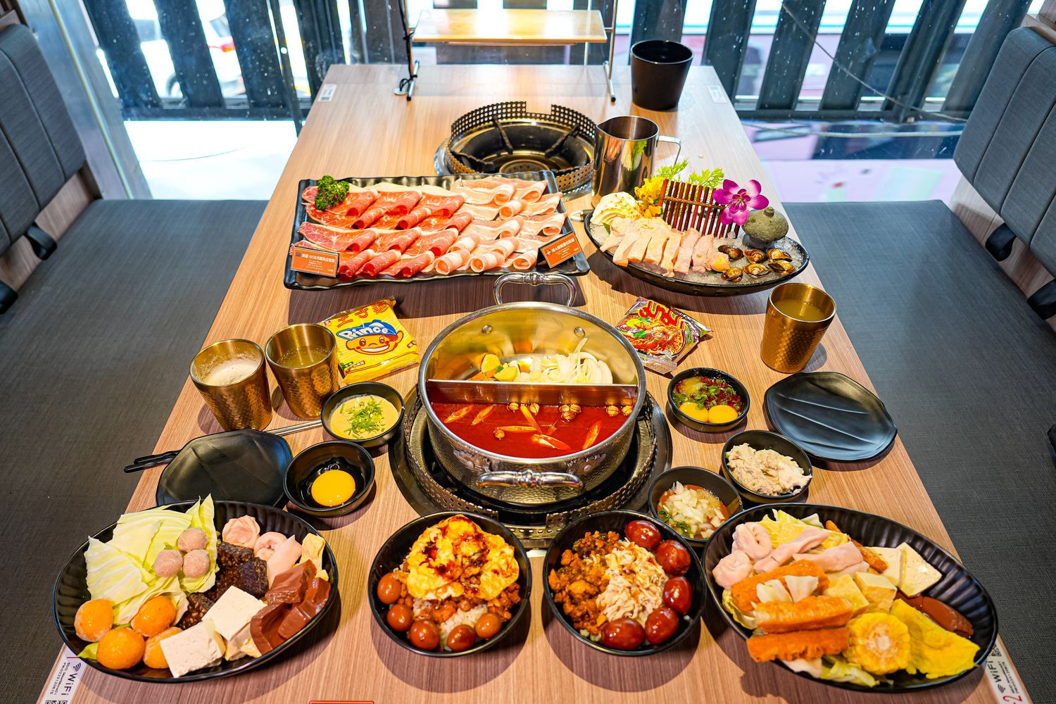 肉之間大盤肉幸福鍋物西門店｜420元起高CP值西門町火鍋吃到飽! @混血珊莎的奇幻旅程