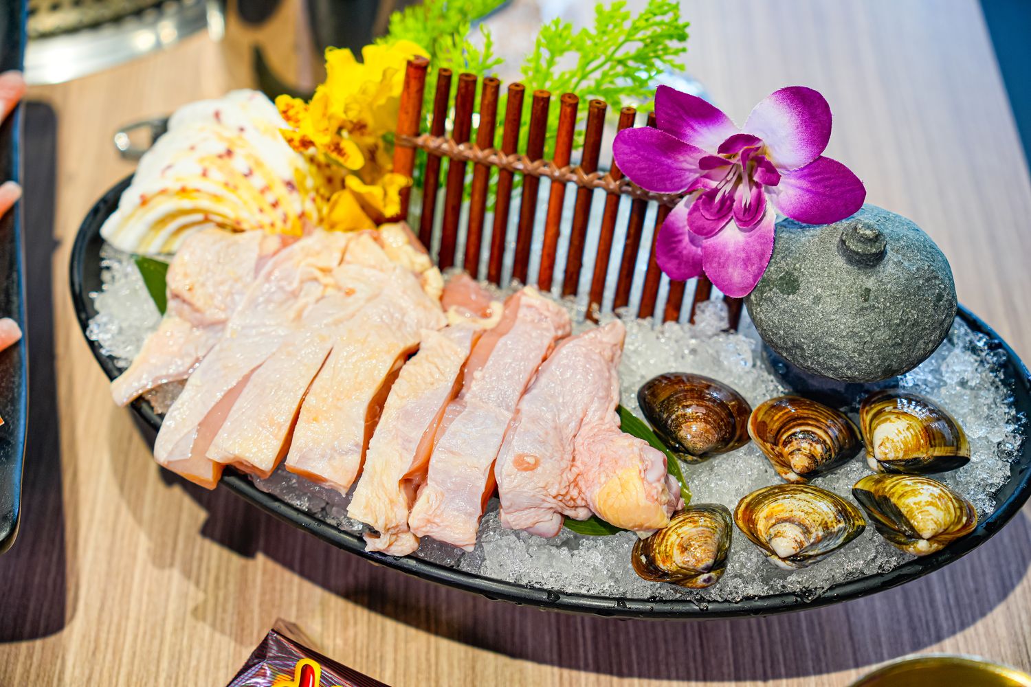 肉之間大盤肉幸福鍋物西門店｜420元起高CP值西門町火鍋吃到飽! @混血珊莎的奇幻旅程