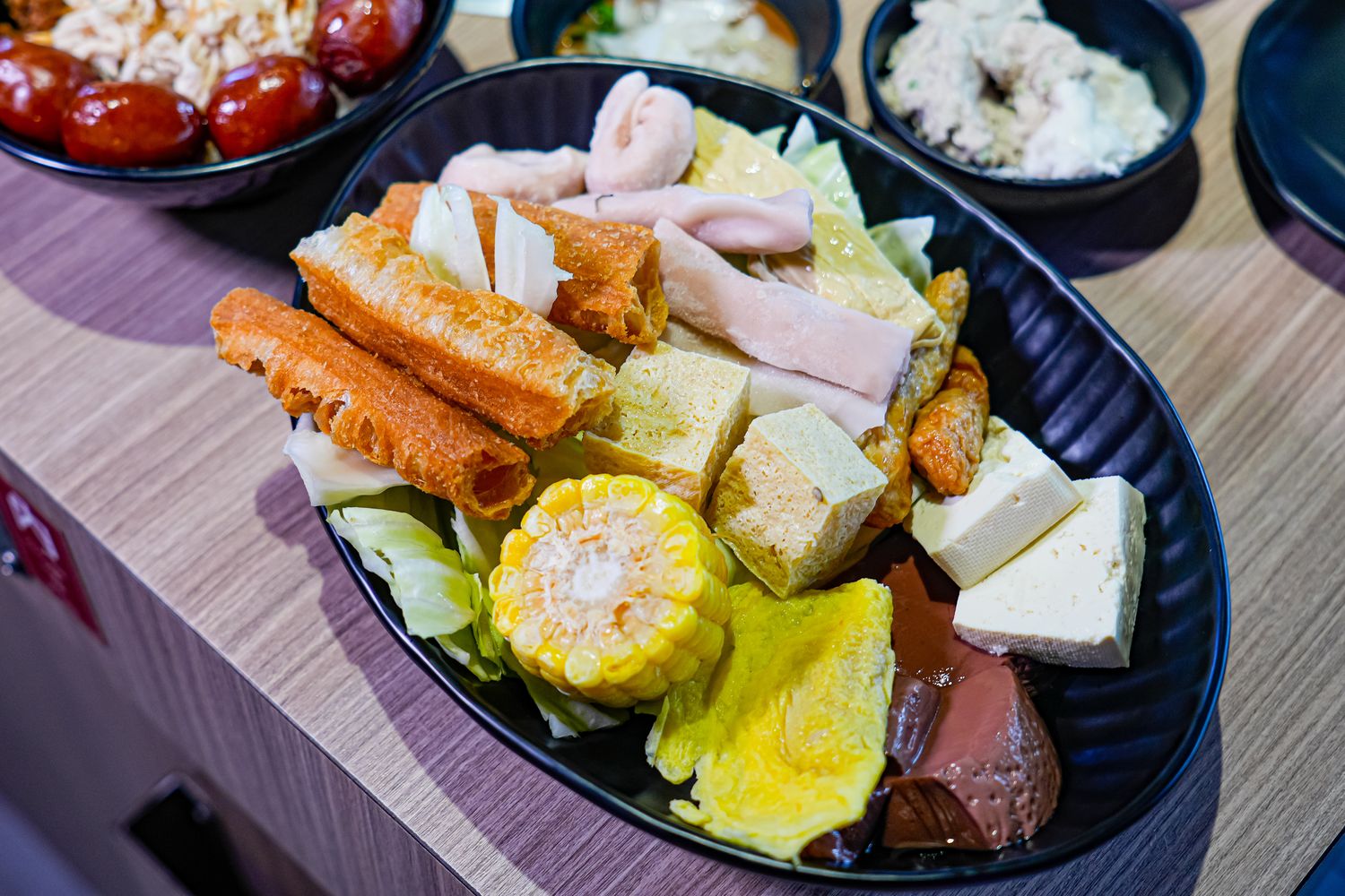 肉之間大盤肉幸福鍋物西門店｜420元起高CP值西門町火鍋吃到飽! @混血珊莎的奇幻旅程