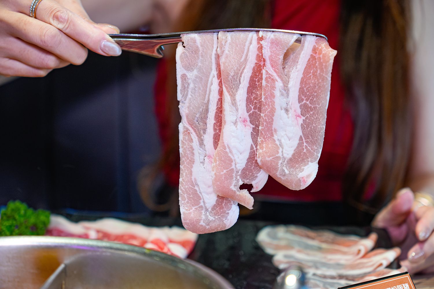 肉之間大盤肉幸福鍋物西門店｜420元起高CP值西門町火鍋吃到飽! @混血珊莎的奇幻旅程