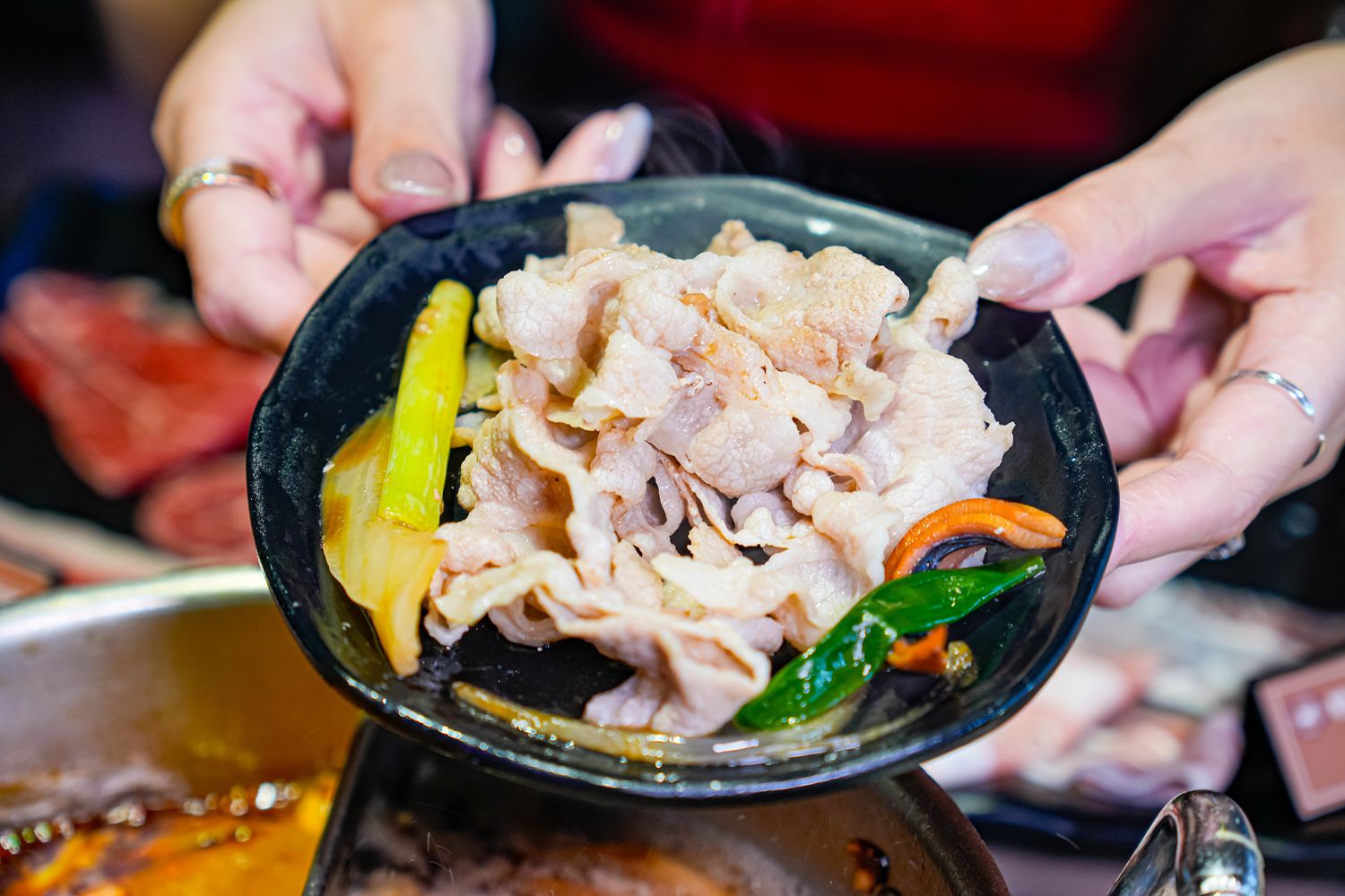 肉之間大盤肉幸福鍋物西門店｜420元起高CP值西門町火鍋吃到飽! @混血珊莎的奇幻旅程