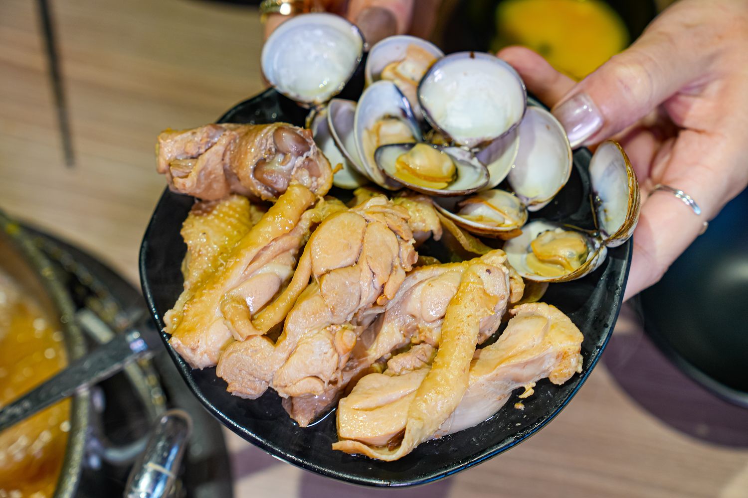 肉之間大盤肉幸福鍋物西門店｜420元起高CP值西門町火鍋吃到飽! @混血珊莎的奇幻旅程