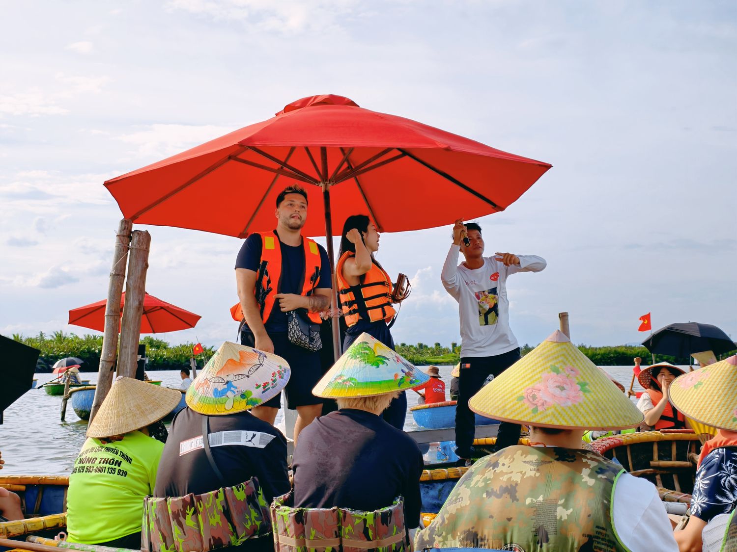 【會安籃船遊體驗】會安椰子船水鄉探險，搖船旋轉秀、午餐與小費全攻略! @混血珊莎的奇幻旅程