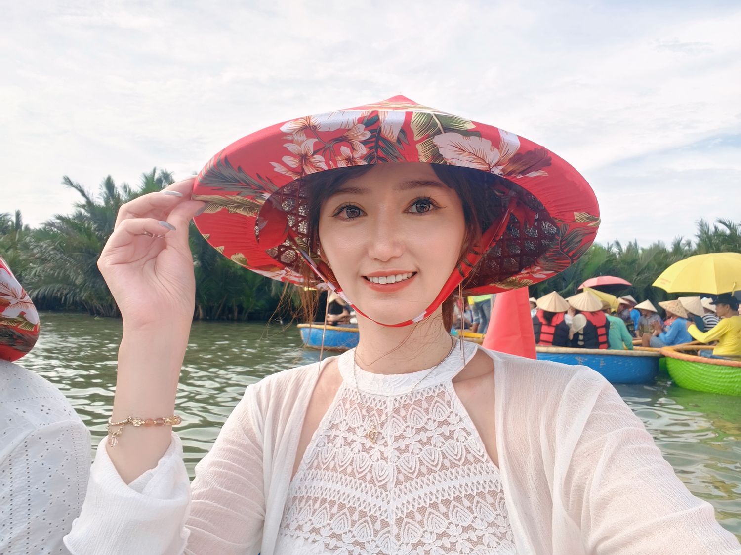 【會安籃船遊體驗】會安椰子船水鄉探險，搖船旋轉秀、午餐與小費全攻略! @混血珊莎的奇幻旅程
