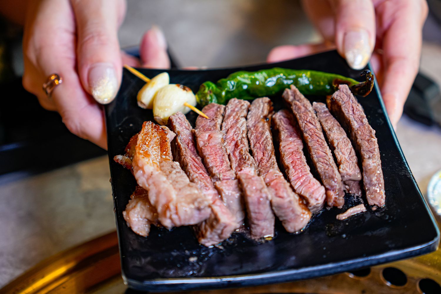 饗燒肉亭｜中壢高 CP 值燒肉！厚切和牛x天使紅蝦無限續點 @混血珊莎的奇幻旅程