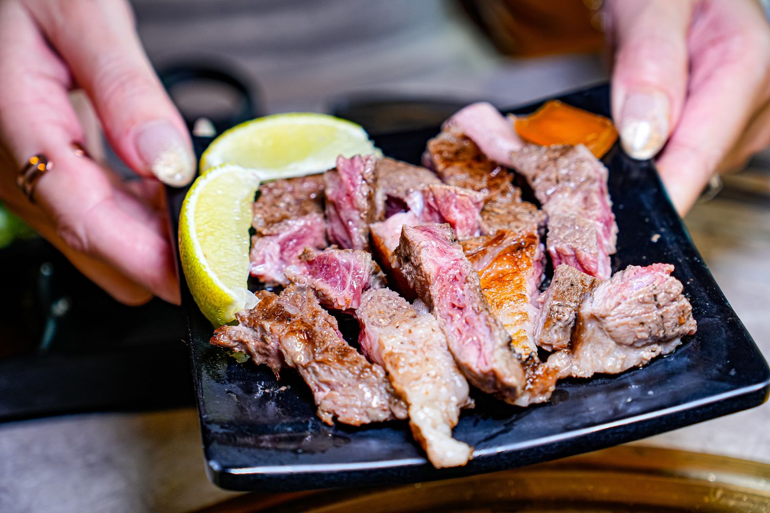 饗燒肉亭｜中壢高 CP 值燒肉！厚切和牛x天使紅蝦無限續點 @混血珊莎的奇幻旅程